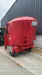 HiSpec V12 vertical feed mixer trailer (2011) - 2