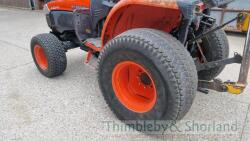 Kubota L5240 Compact Tractor (2017) 4742 ours - A frame not included - 11